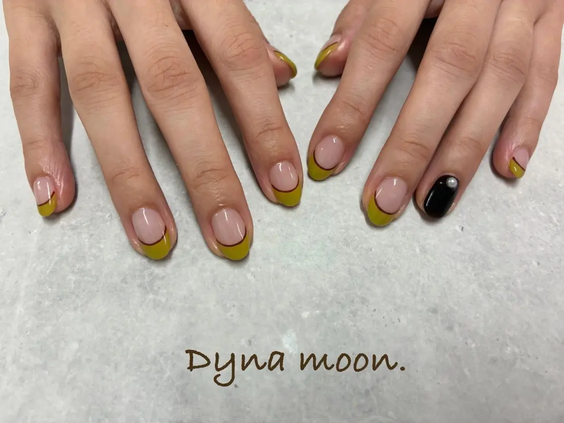 ミディアム Dyna moon.のネイルデザイン