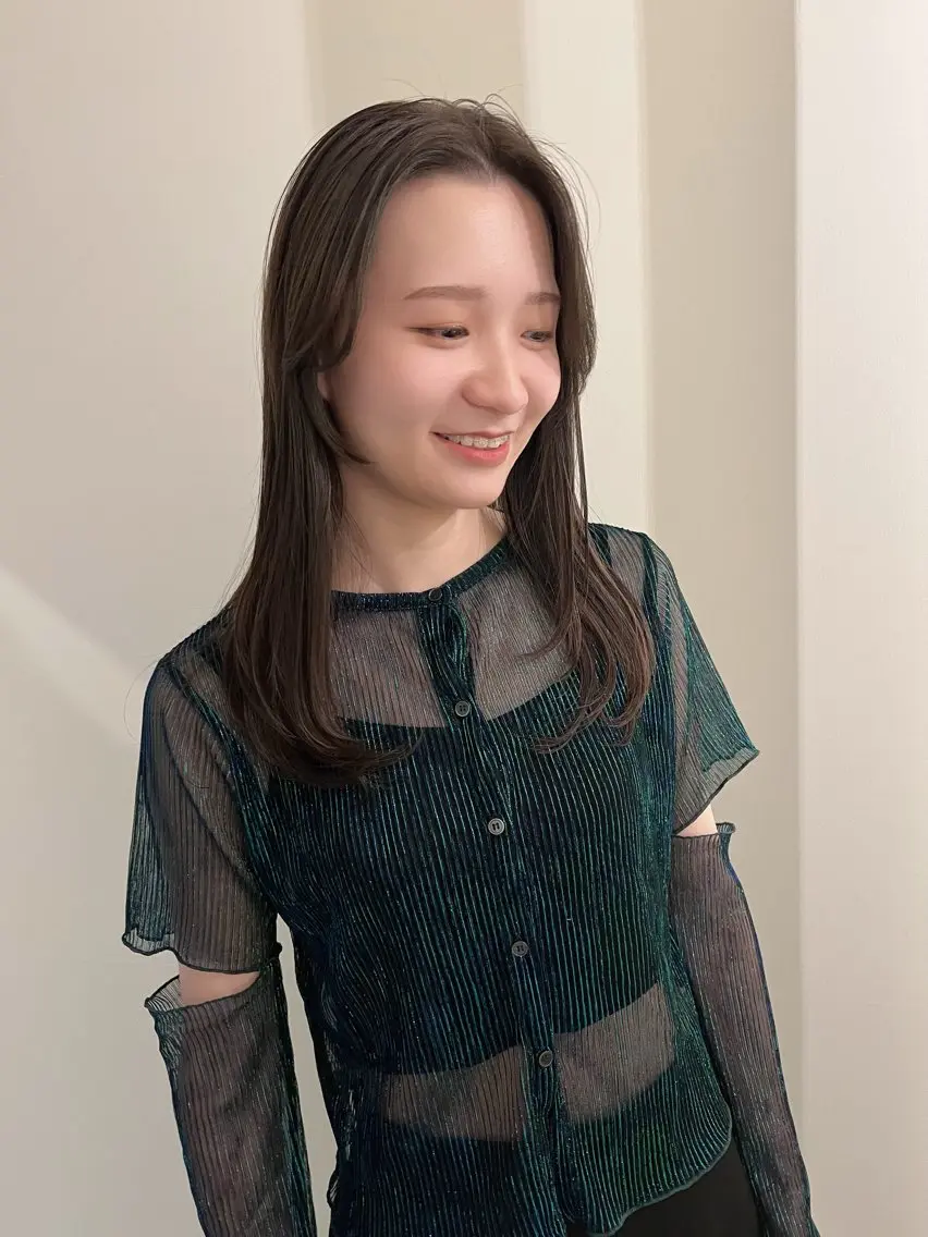セミロング カラー 透明感カラー グレージュ カット ヘアカラー トリートメント 工藤 梨花のヘアスタイル
