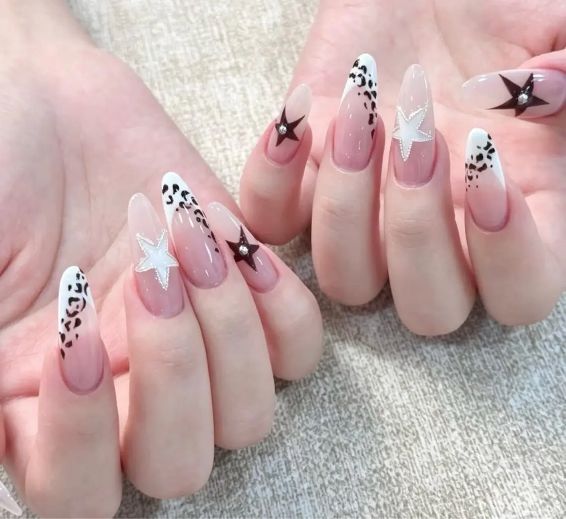 ネイル フラワーネイル フレンチネイル ガーリー キラキラネイル 韓国ネイル ハンドネイル ハンドケア Anna Melia Nailのネイルデザイン