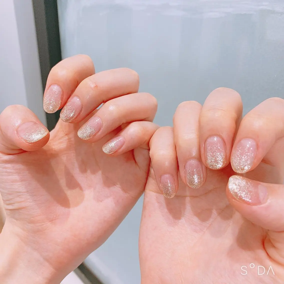 ネイル グラデーション ラメ(グリッター) ラメグラデーション シルバー Rena colore'のネイルデザイン