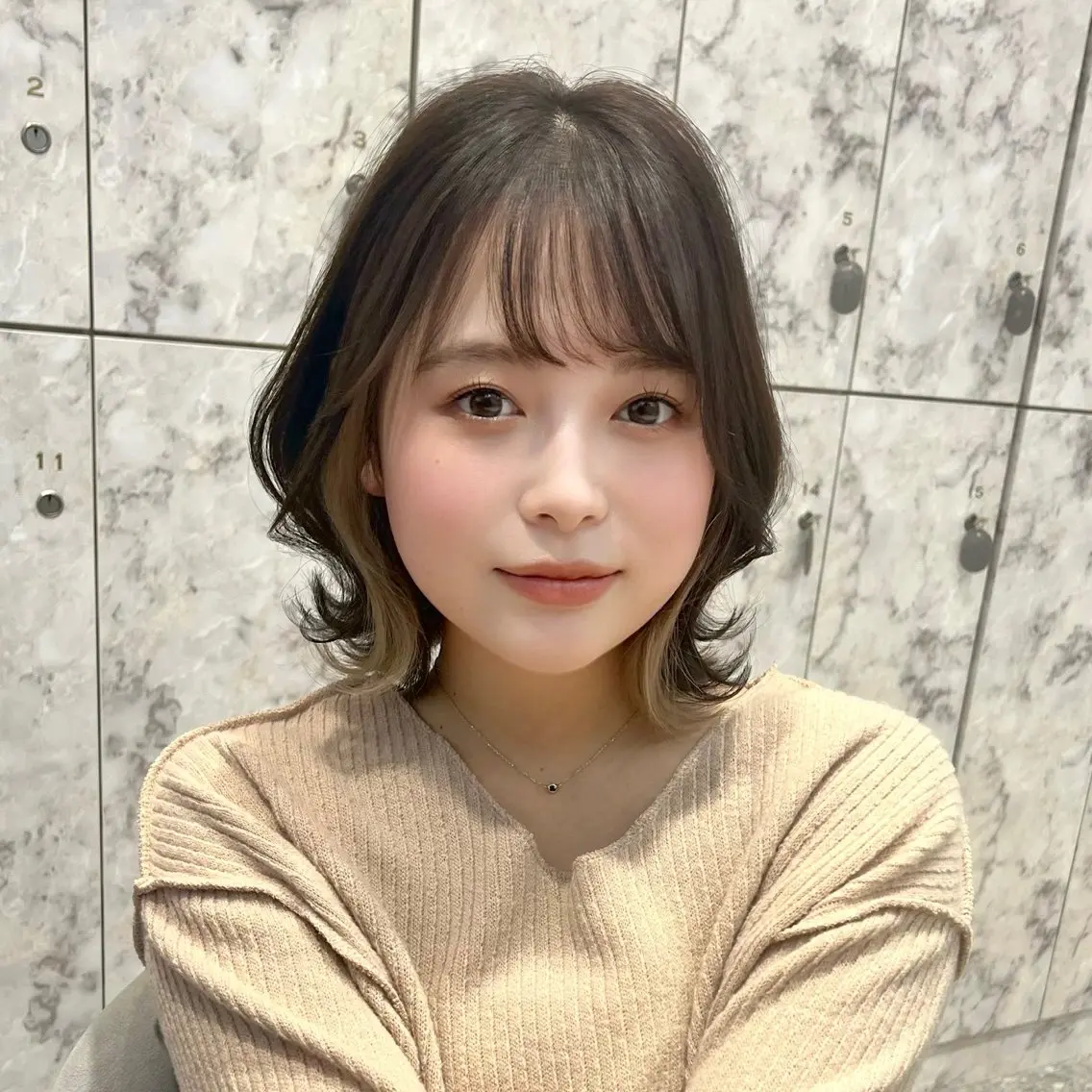 小顔カット+全体ケアブリーチ+カラー+選べる髪質改善トリートメント¥16980の写真