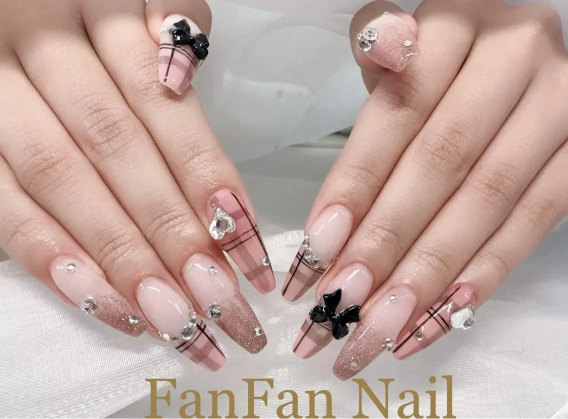 ネイル アートネイル オーロラネイル ガーリー キラキラネイル 韓国ネイル Mio NailsalonUのネイルデザイン