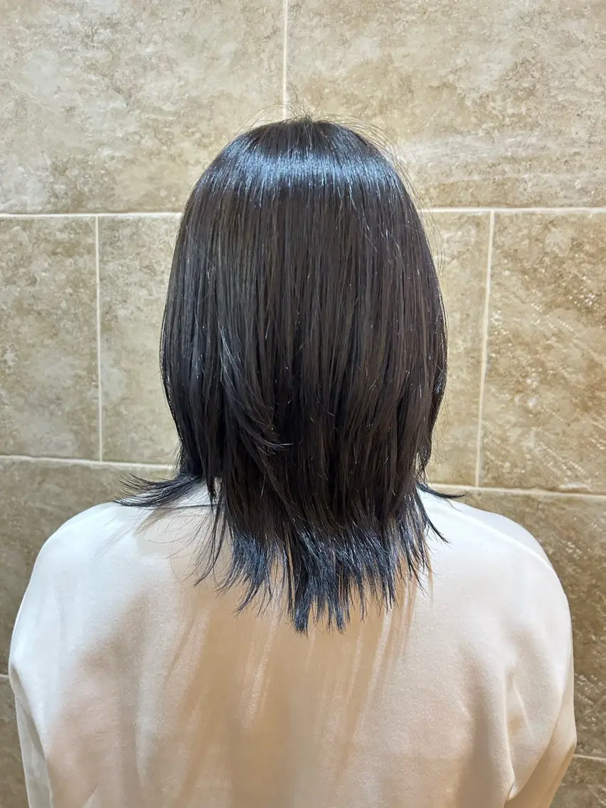 ミディアム カラー 黒髪 ブリーチ ブルーカラー ブルーブラック ネイビーカラー ヘアカラー 長田 有紗のヘアスタイル