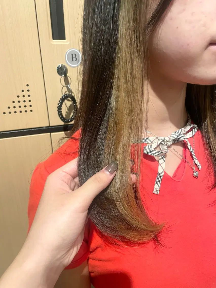 ロング カラー ベージュカラー 曻地 彩乃のヘアスタイル
