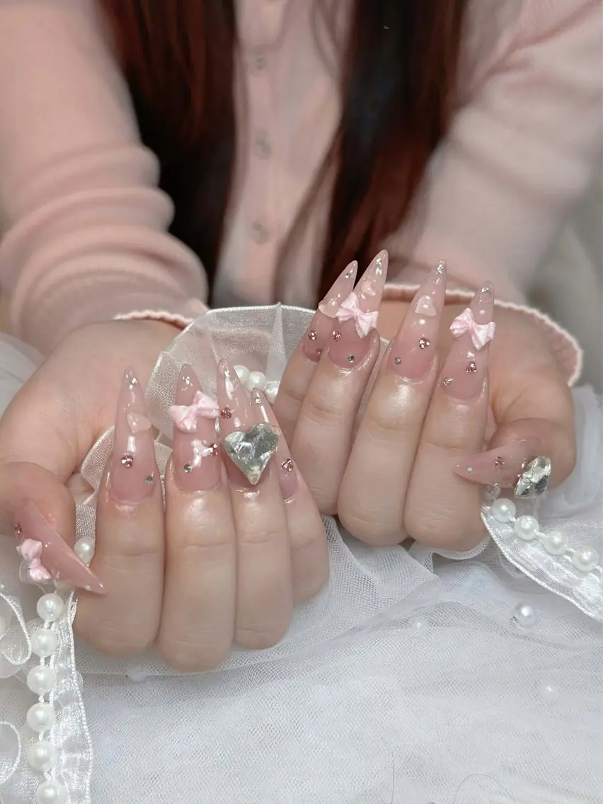 ネイル チークネイル ドット フレンチネイル グラデーション ハート Eli Muse 新宿ネイルのネイルデザイン