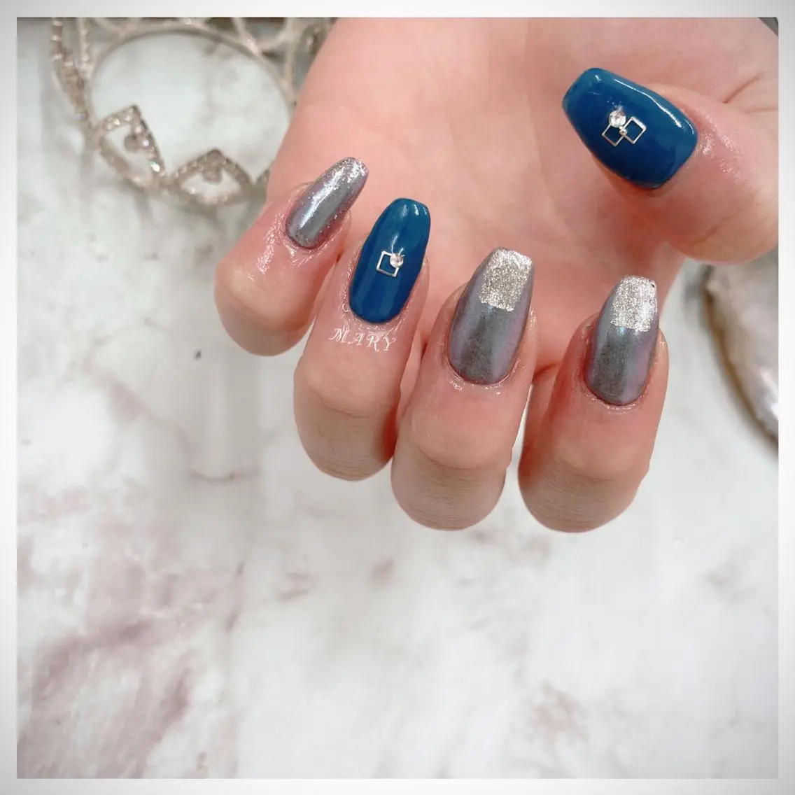 ネイル ブルー ミラーネイル ニュアンスネイル ワンカラーネイル スクエアネイル ハンドネイル Mary nail .narumiのネイルデザイン