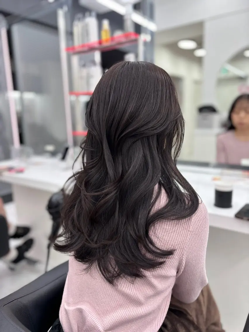 セミロング カラー 抜け感レイヤー︴ ニュアンスカラーのヘアスタイル