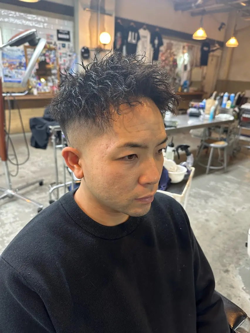 ショート パーマ メンズ フェードカット メンズパーマ スキンフェード メンズツイストパーマ ツイストパーマ カット ヘアカラー パーマ モチヅキ タツキのヘアスタイル