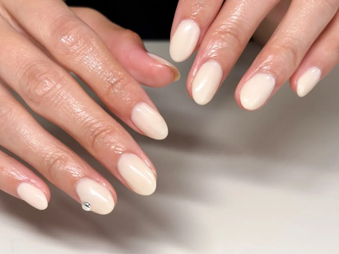 ネイル オフィスネイル ワンカラーネイル ホワイト ハンドネイル nail salon Ecloreのネイルデザイン