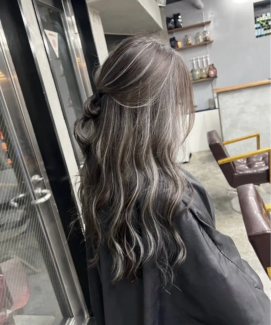 ロング カラー ヘアアレンジ ダークグレー ダークグレージュ グレージュ ハイライトカラー ハイライト ヘアカラー トリートメント 指名数No.1 /NAOYAのヘアスタイル