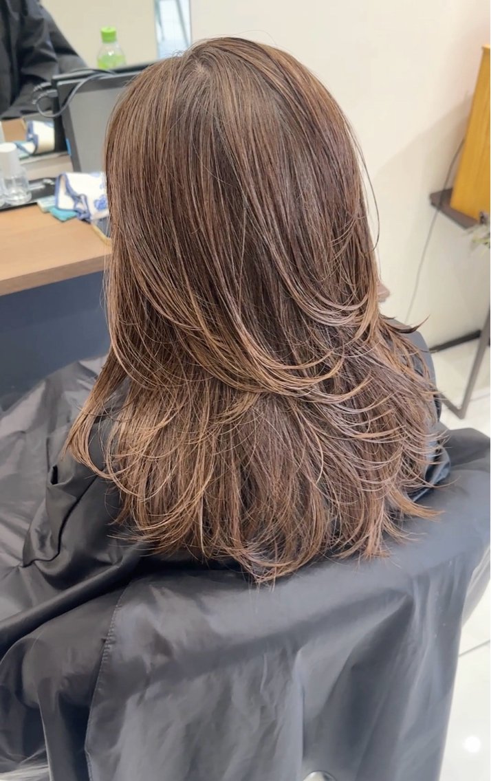 ミディアム カラー レイヤーカット レイヤーカット 白髪ぼかし/KURAのヘアスタイル