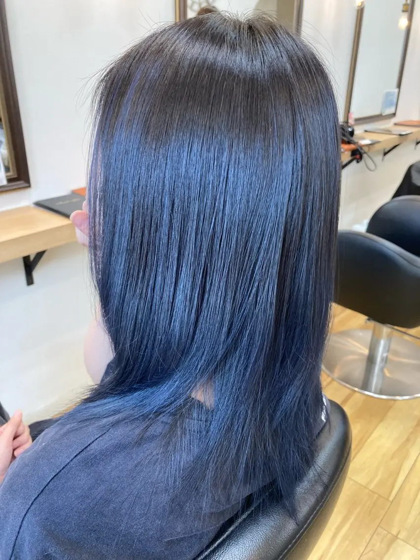 ミディアム カラー ブリーチ ブルーカラー シルバー ヘアカラー 大野 まゆのヘアスタイル