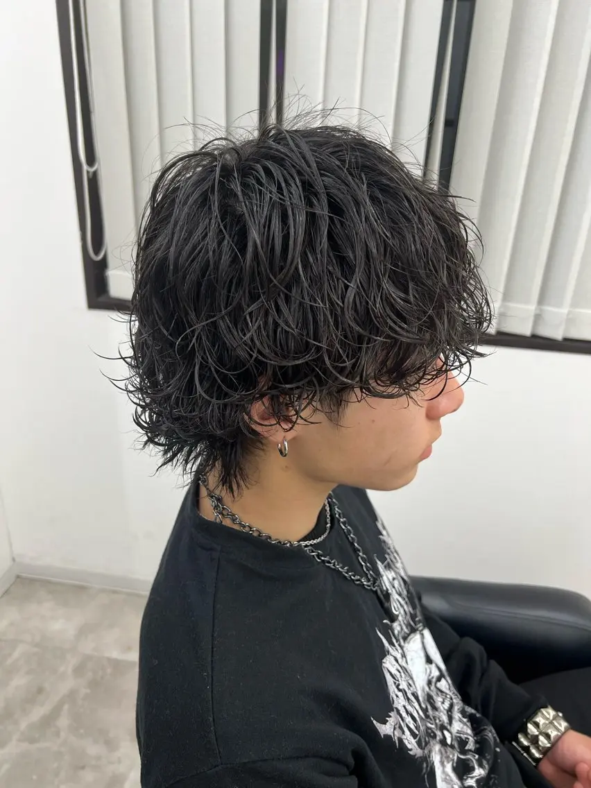 ショート メンズ メンズパーマ 波巻きパーマ メンズウルフカット 外ハネヘア ウルフカット Uno. 本気で ヘアに悩む方へ✨のヘアスタイル