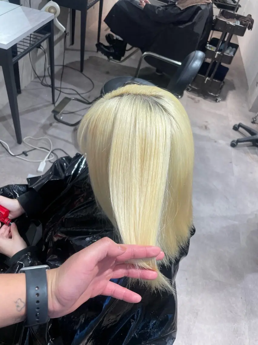セミロング カラー 抜きっぱなしブロンド ブロンド 🇰🇷ハイトーン× 韓国レイヤー레이어드のヘアスタイル