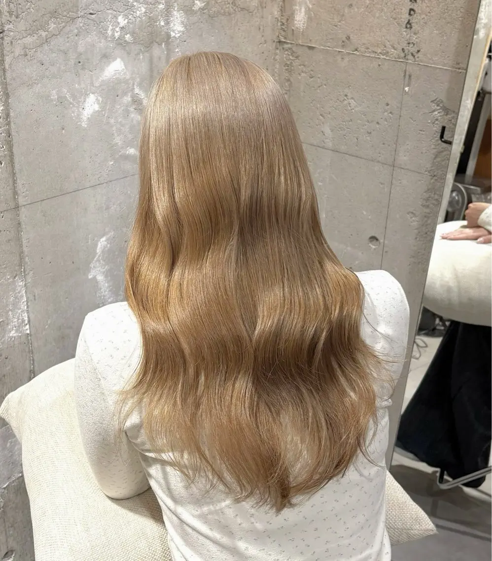 セミロング カラー ベージュカラー ブリーチ 透明感カラー ホワイトベージュ カット ヘアカラー 相宮 優羽のヘアスタイル