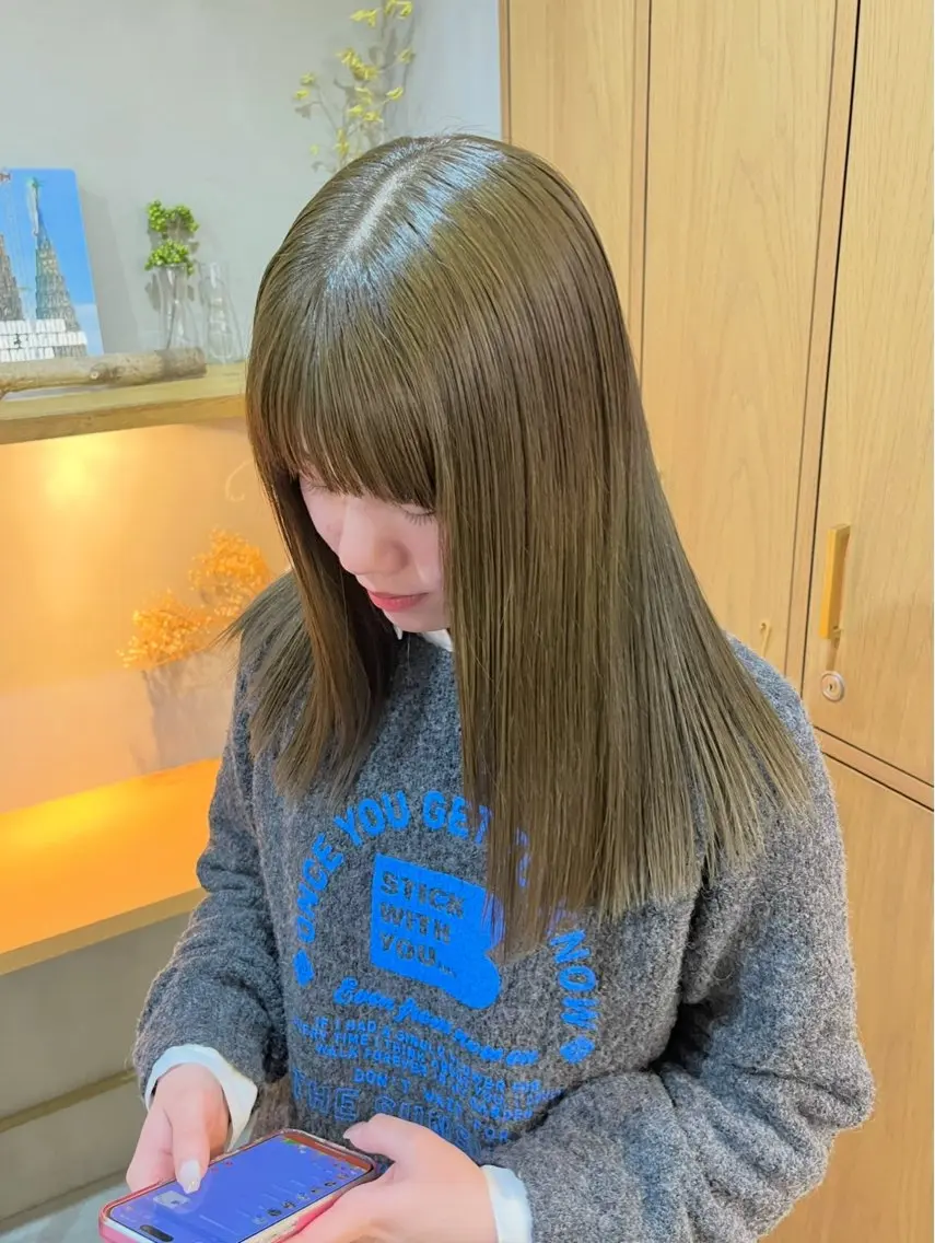 セミロング カラー ベージュカラー ブリーチ ダブルカラー ブリーチなしカラー オリーブベージュ 伊藤ゆかり/髪質改善 /透明感カラーのヘアスタイル