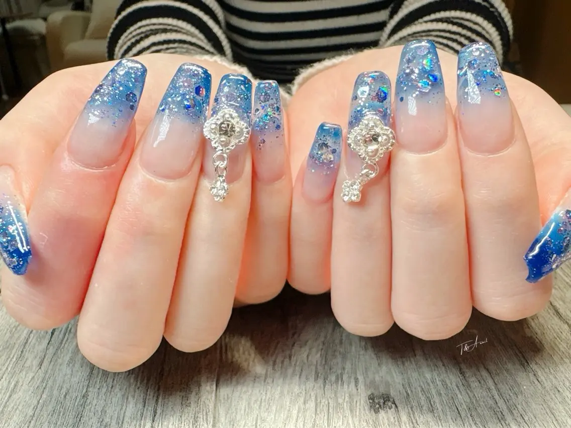 ネイル ブルー 長さ出し ジェルネイル グラデーション キラキラネイル T&A nailのネイルデザイン