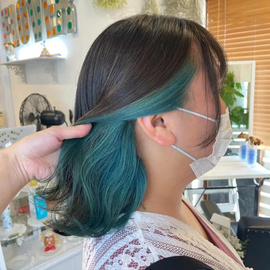 ロング インナーカラー 推し ブリーチ 髪質改善のヘアスタイル