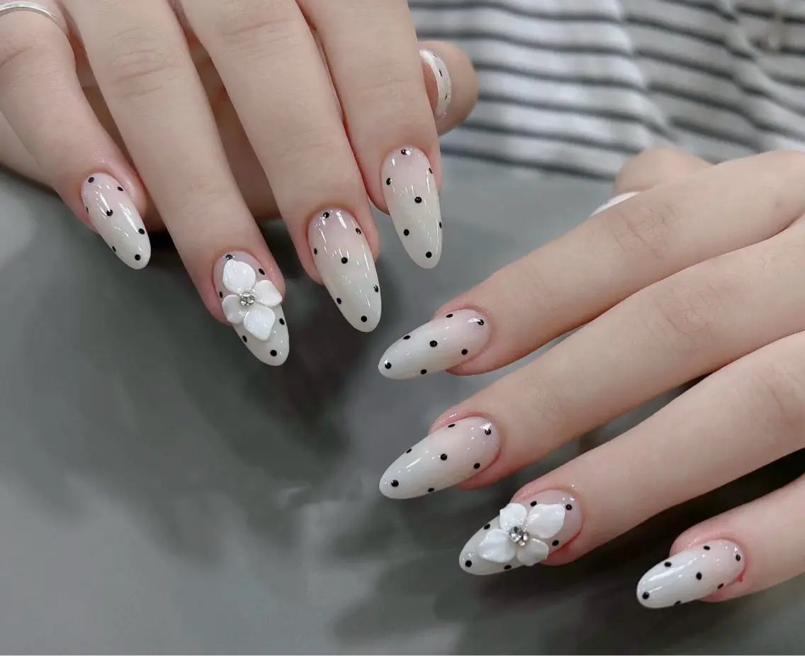 ネイル アートネイル ボルドー フレンチネイル ジェルネイル 氷ネイル・うるうるネイル ハンドネイル Julie NailSalonのネイルデザイン