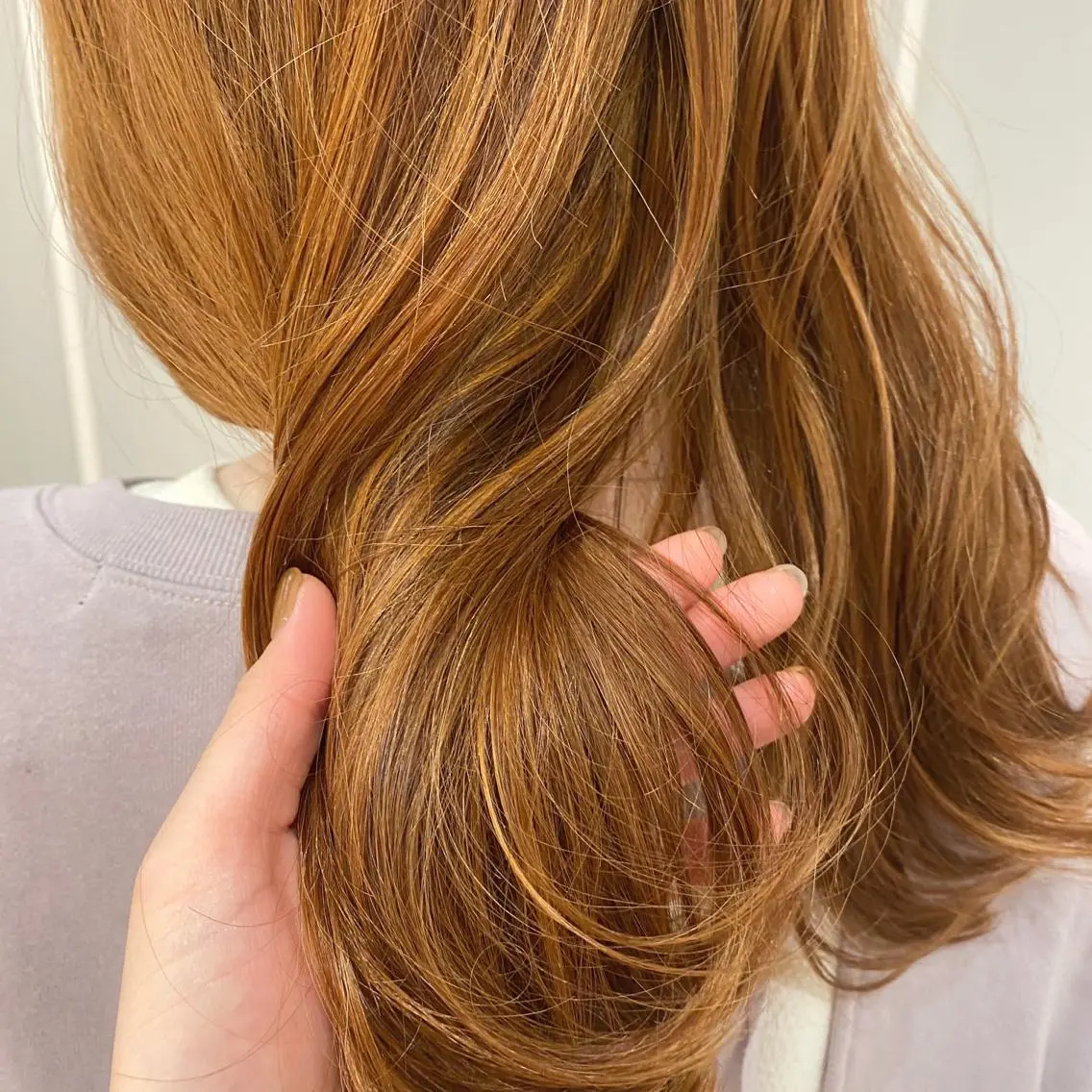 セミロング カラー ベージュカラー ブリーチ ハイライトカラー オレンジ オレンジベージュ カット ヘアカラー 韓国ヘア🇰🇷 トヨキトキコのヘアスタイル