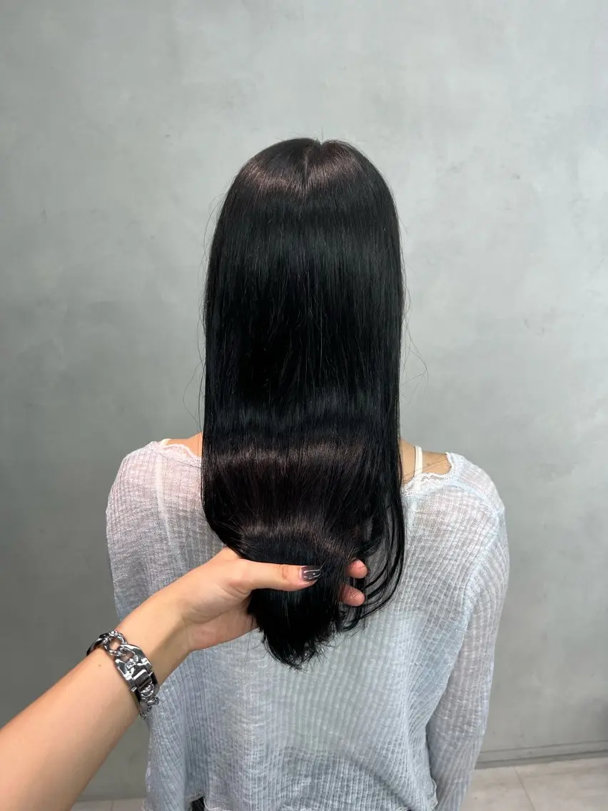 ロング カラー 黒髪 小森聖奈 韓国風レイヤーカットのヘアスタイル