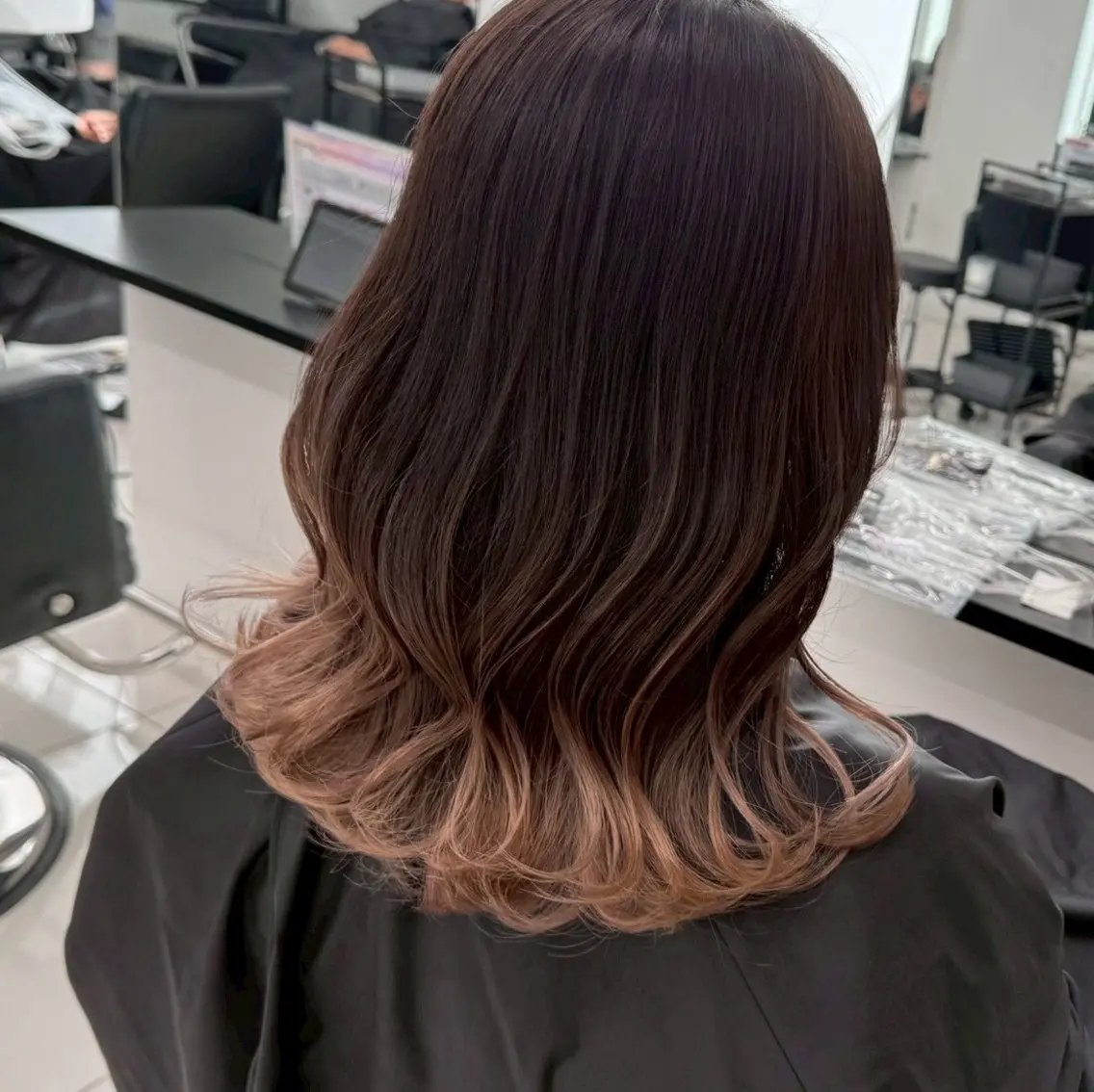 ミディアム カラー お団子ヘア ブリーチ 透明感カラー グラデーションモデル 🩷ALIVE 七海のヘアスタイル