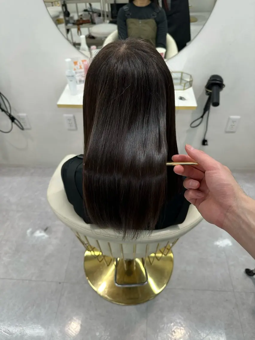 セミロング カット ヘアカラー トリートメント 艶髪、髪質改善 富田隼仁のヘアスタイル