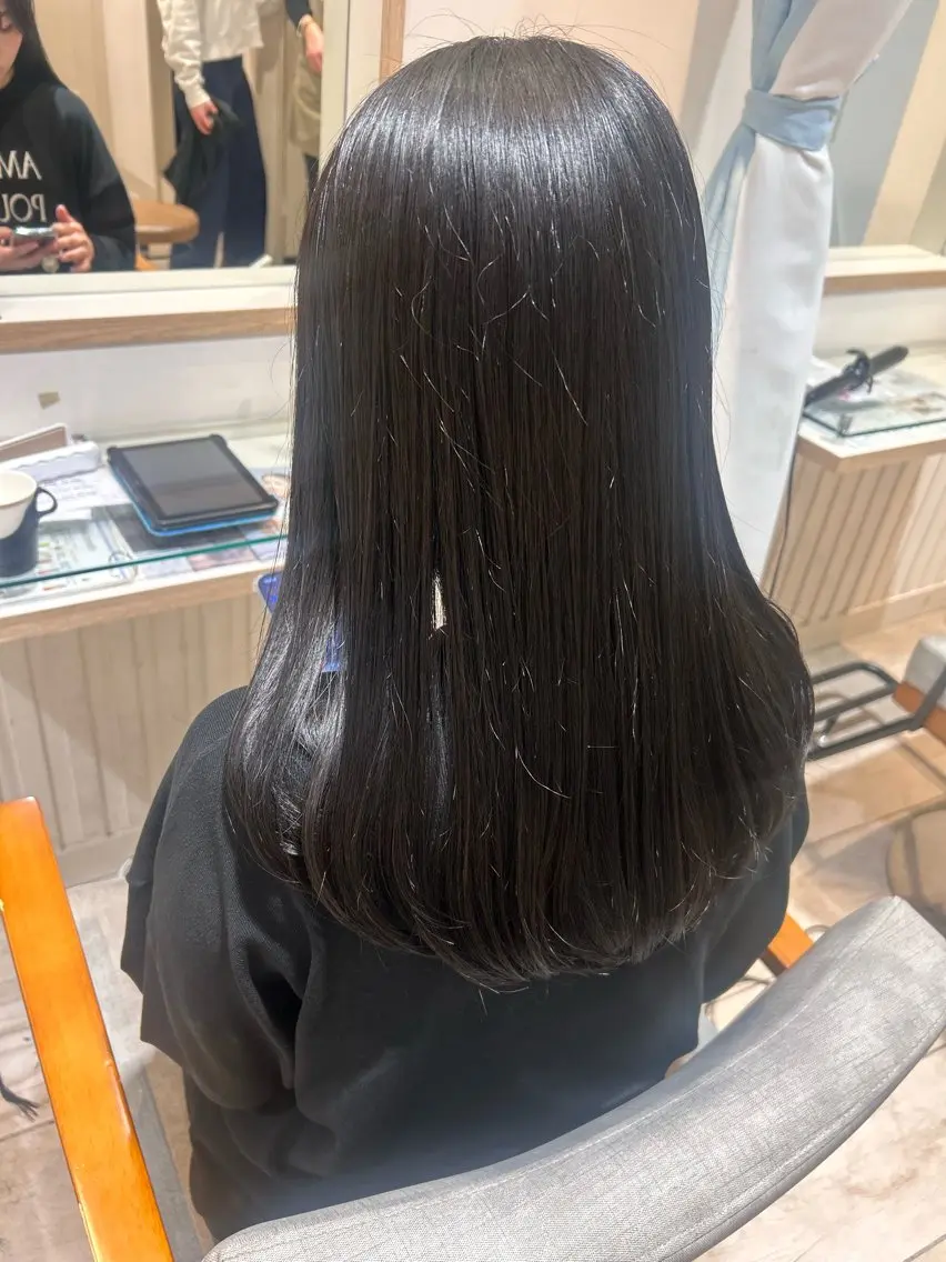 セミロング カラー 黒髪 ブルーカラー ブルーブラック カット ヘアカラー 大川 夏実のヘアスタイル