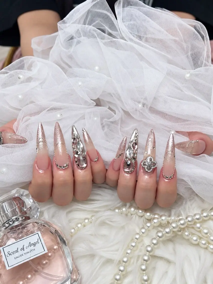 ネイル フラワーネイル フレンチネイル ガーリー キラキラネイル 韓国ネイル ねね🎀 Melia nailのネイルデザイン
