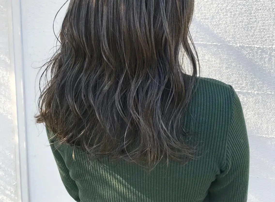 セミロング アッシュ カット ヘアカラー 中川 茜里のヘアスタイル