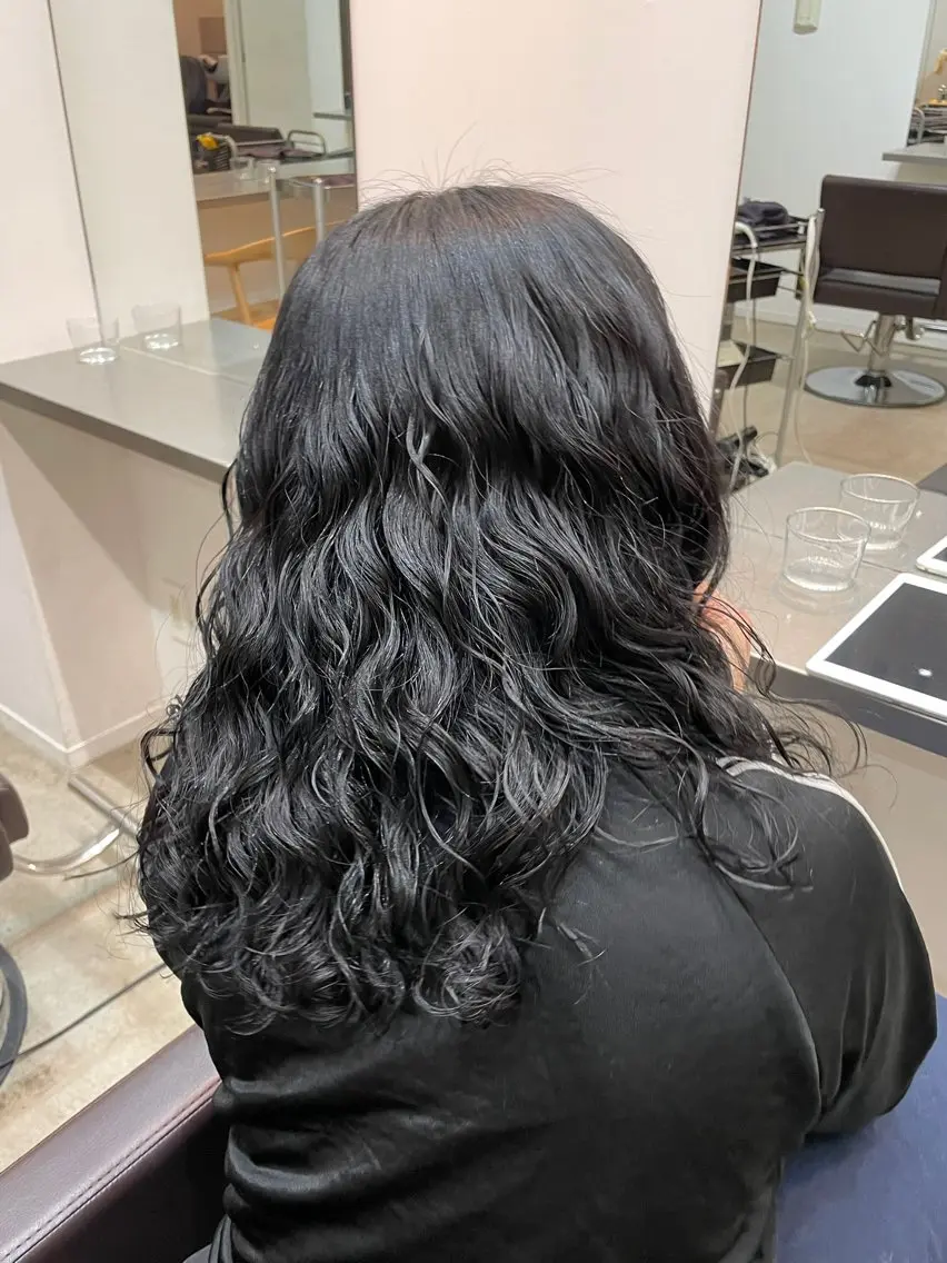 ロング カラー パーマ 黒髪 ブリーチ ブルーカラー ブルーブラック 透明感カラー カット ヘアカラー パーマ トリートメント 【表参道】Ruri デジタルパーマのヘアスタイル