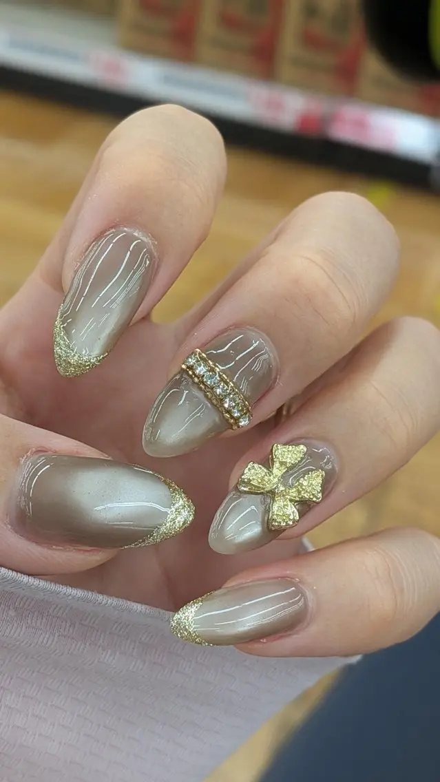 ネイル アートネイル フレンチネイル ガラスフレンチ マグネットネイル ミラーネイル ハンドネイル Queeens nailのネイルデザイン