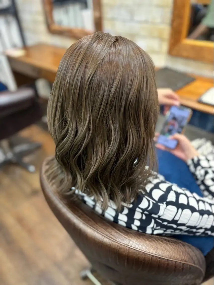 セミロング カラー ヒナ/レイヤーカット 艶感ワンカラーのヘアスタイル