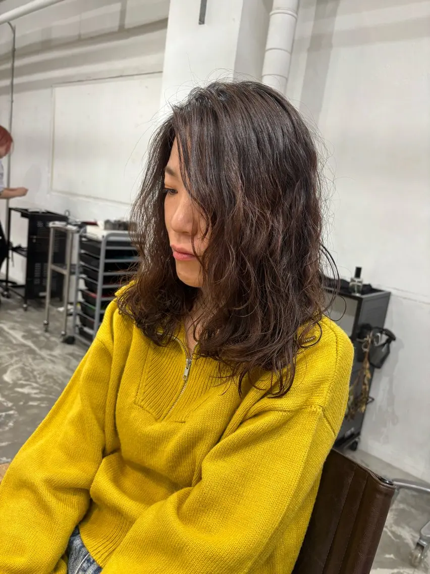 ミディアム カット パーマ KAREN(ému) 伏見/カットモデルのヘアスタイル