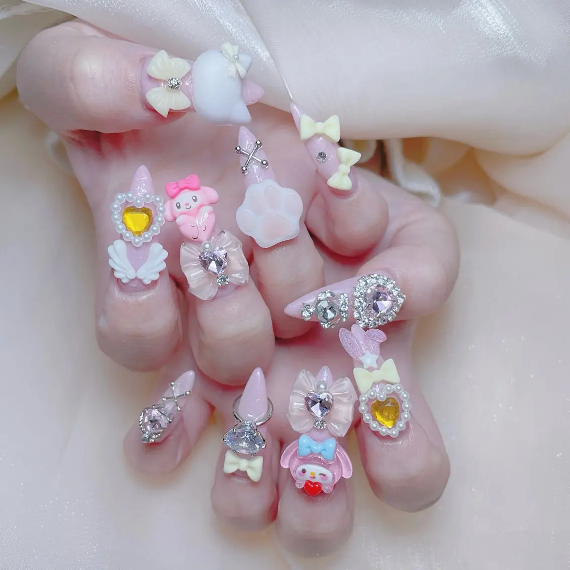 ネイル チークネイル フレンチネイル ガーリー ガラスフレンチ キラキラネイル ハンドネイル princess スカルプ専門店のネイルデザイン