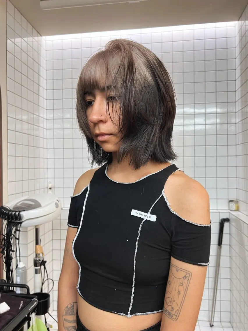 ミディアム カラー アッシュ アッシュブラウン ブリーチ ブラウンカラー ケアブリーチ カット ヘアカラー トリートメント レイヤー専門家 ダブルカラー修のヘアスタイル