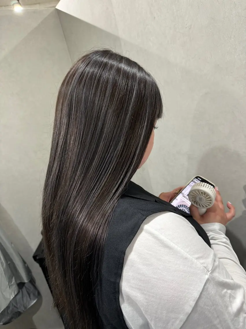 ロング カラー ハイライトカラー シルバー ハイライト シマオカイッセイ 個室サロンaceのヘアスタイル
