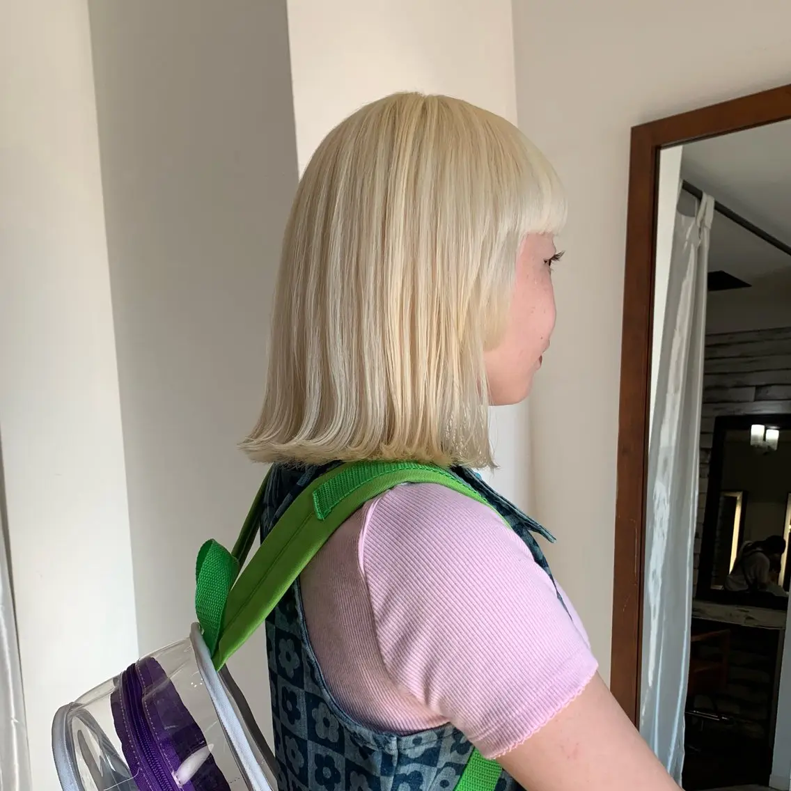 ミディアム カラー 抜きっぱなしブロンド ブロンド ヘアカラー トリートメント 的場 莉音のヘアスタイル