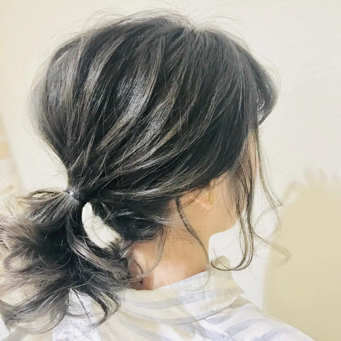 ミディアム カラー ヘアアレンジ ブリーチ ブルーカラー ブルージュ 透明感カラー デザインカラー 【ツヤ髪美容師】 ツダケイスケのヘアスタイル