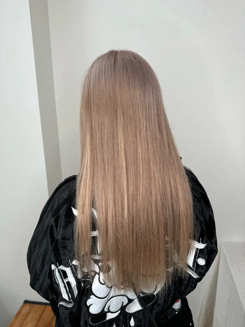 ロング カラー シールエクステ ベージュカラー ブリーチ ミルクティーベージュ ホワイトベージュ ヘアカラー トリートメント エクステ 小笠原 菜緒のヘアスタイル