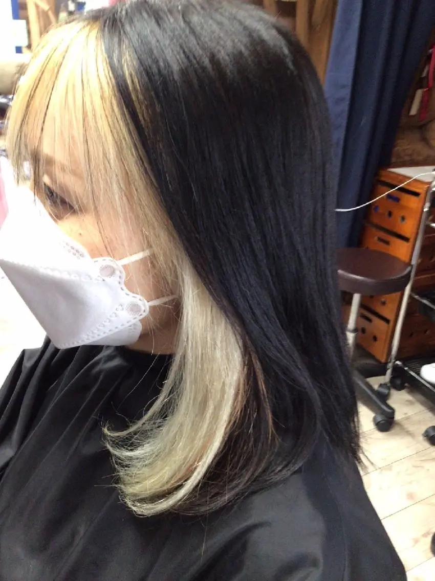 ミディアム ハイライト 岡本 小百合のヘアスタイル