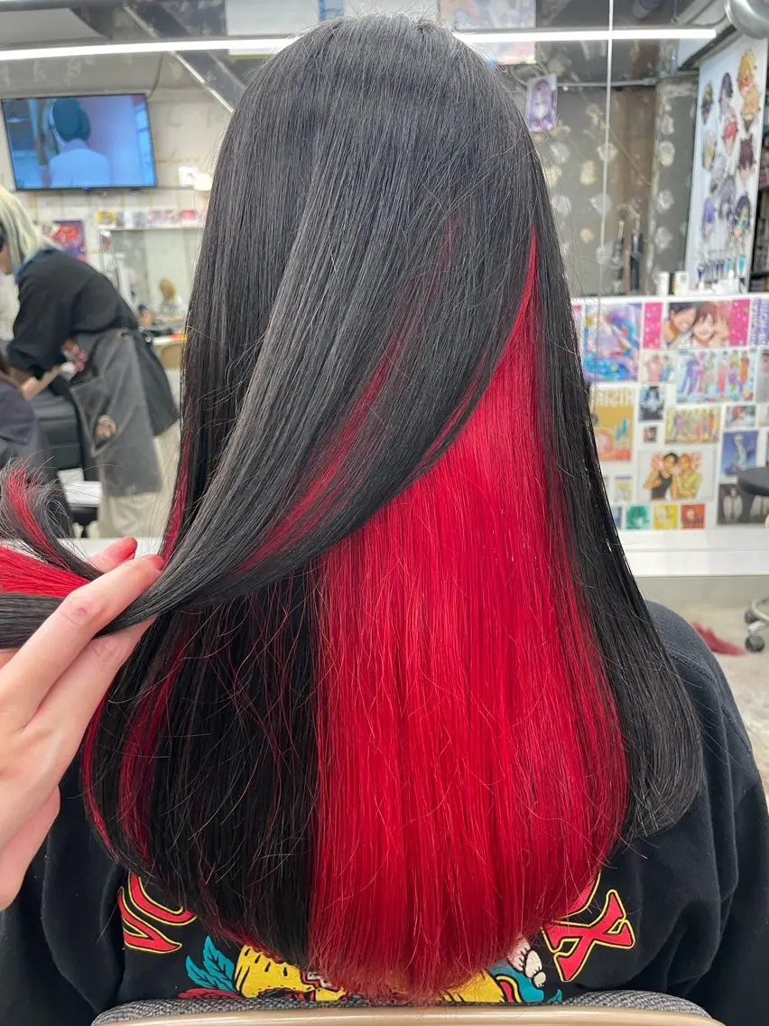 ミディアム カラー インナーカラー レッドカラー ヘアカラー インナーカラー 推し ブリーチ  髪質改善のヘアスタイル