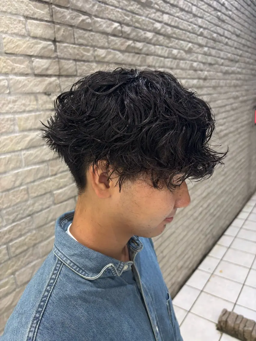 ミディアム パーマ メンズ 【メンズ特化】セン ターパート/保坂太一のヘアスタイル