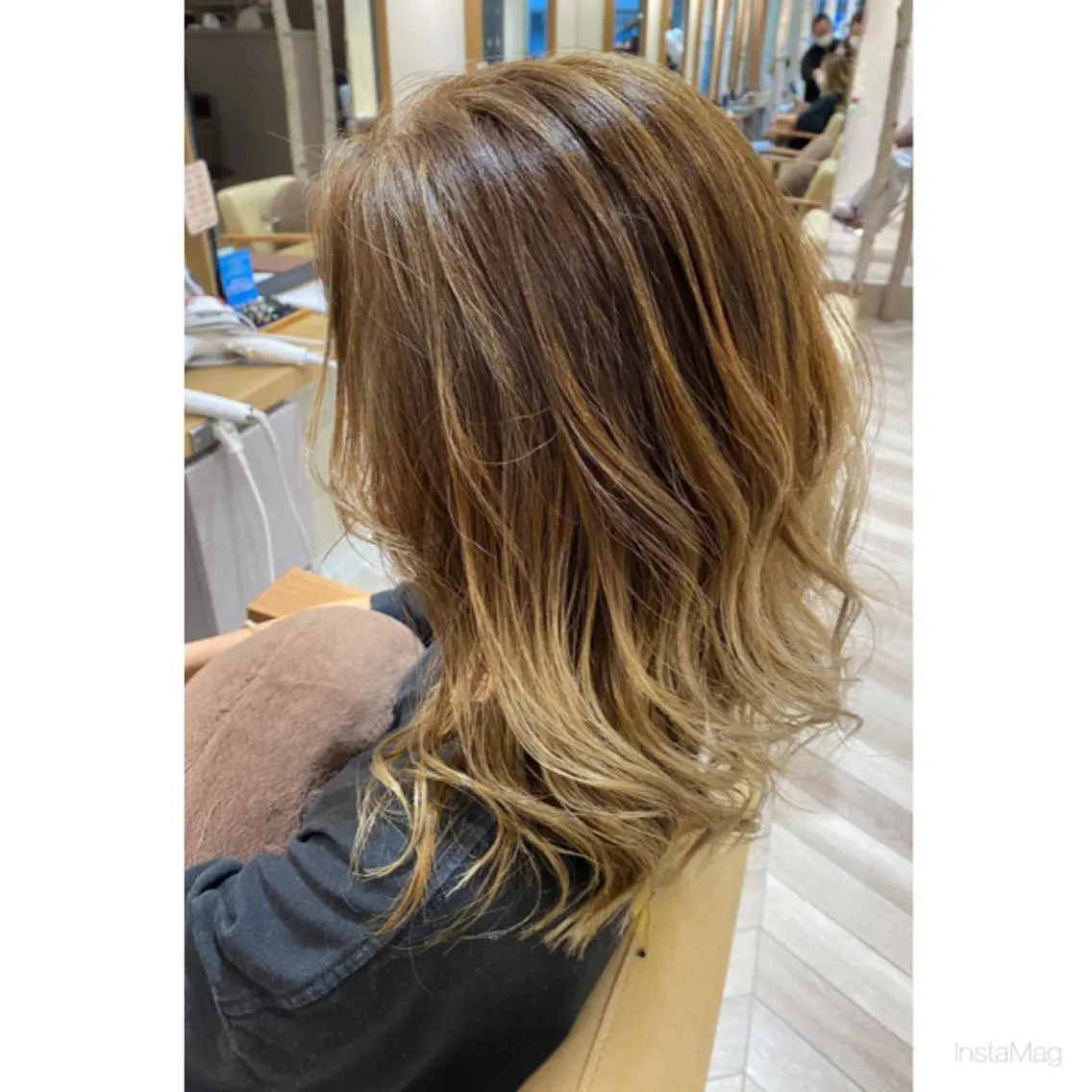 セミロング カラー バレイヤージュ ブロンド レイヤーカット カット ヘアカラー 岩間 香純のヘアスタイル