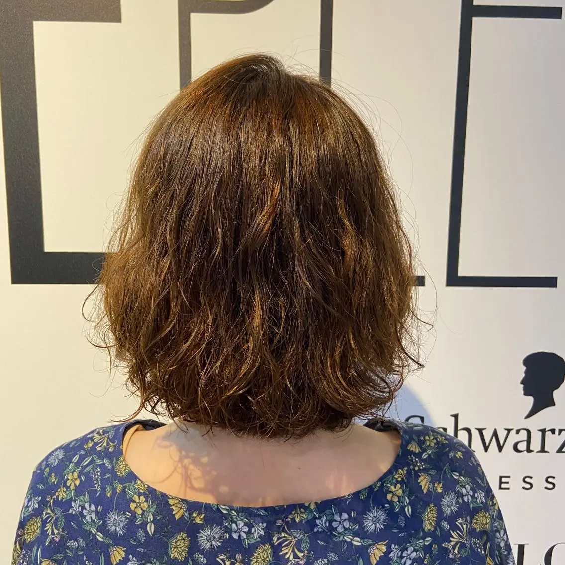 ミディアム パーマ 切りっぱなしボブ ミディアムパーマ ボブ カット パーマ 宮下 愛璃紗のヘアスタイル
