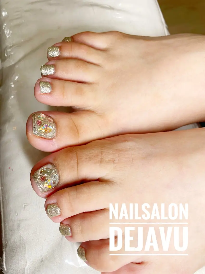 ネイル フットネイル キラキラネイル フットネイル Nailsalon Dejavuのネイルデザイン