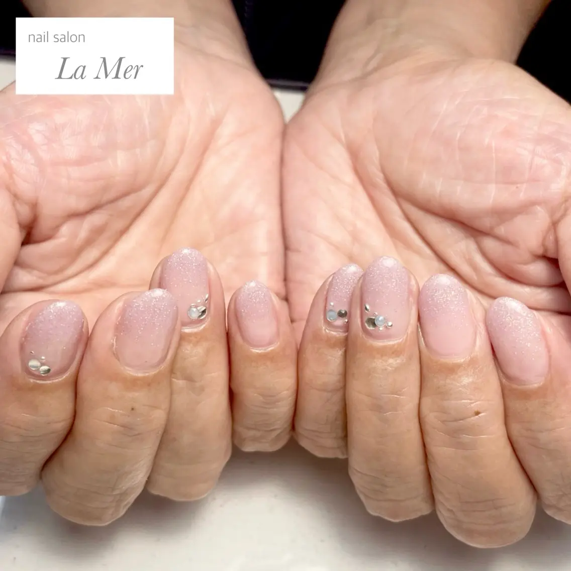ネイル ジェルネイル グラデーション ラメ(グリッター) ラメグラデーション オフィスネイル ハンドネイル nailsalon La Merのネイルデザイン