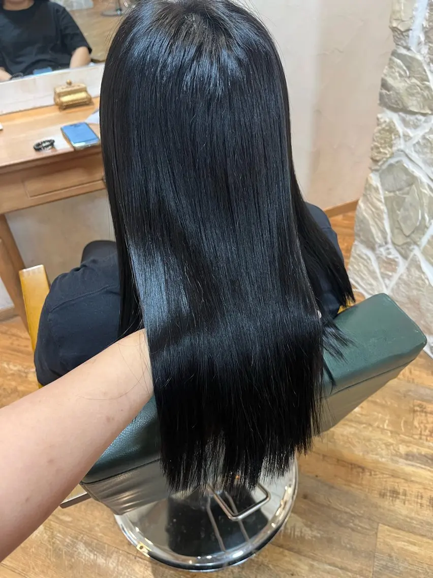 カラー 黒髪 ブリーチ ブルーカラー ブルーブラック ブリーチなしカラー chinatsu .のヘアスタイル