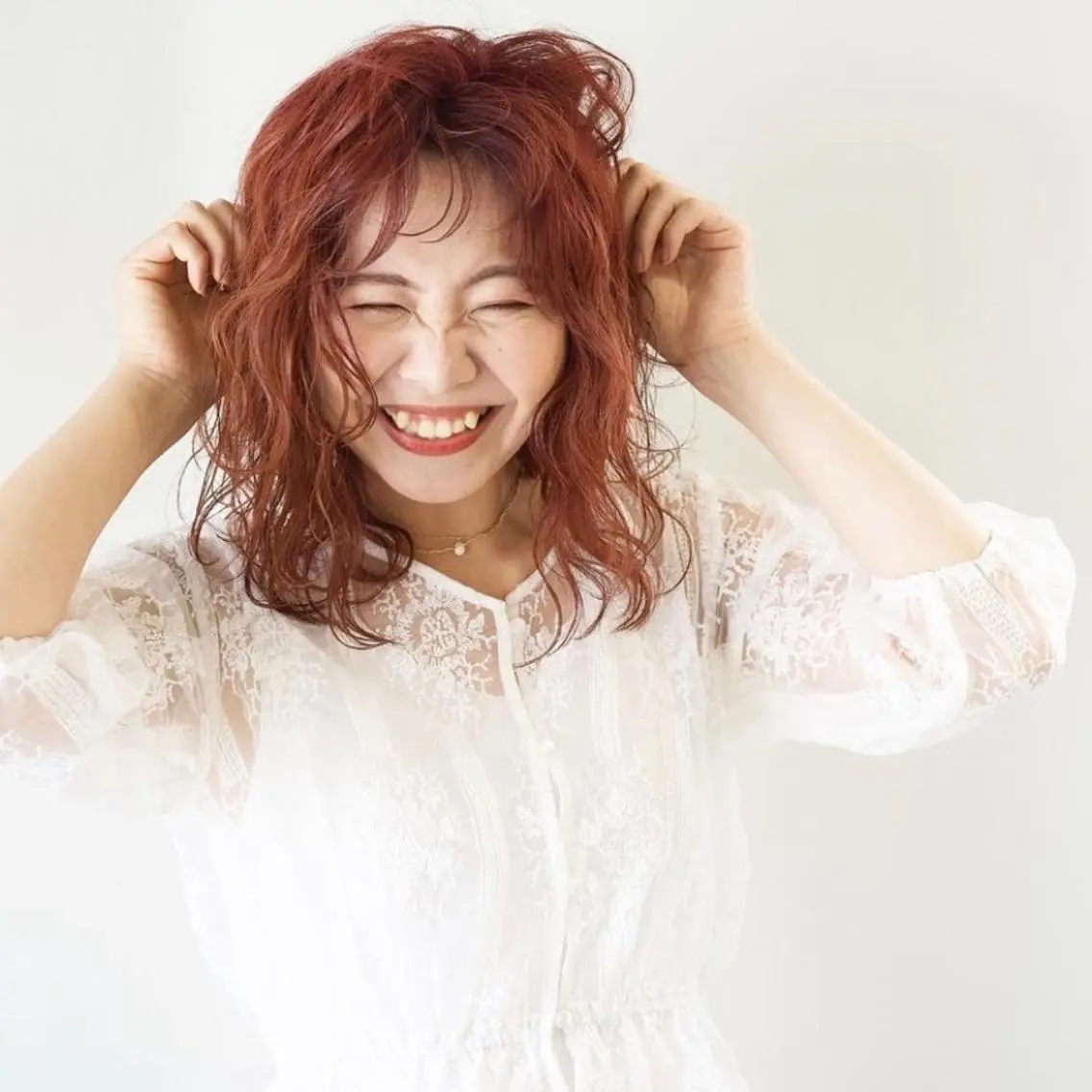ミディアム レッドブラウン トップディレクター アヤカのヘアスタイル