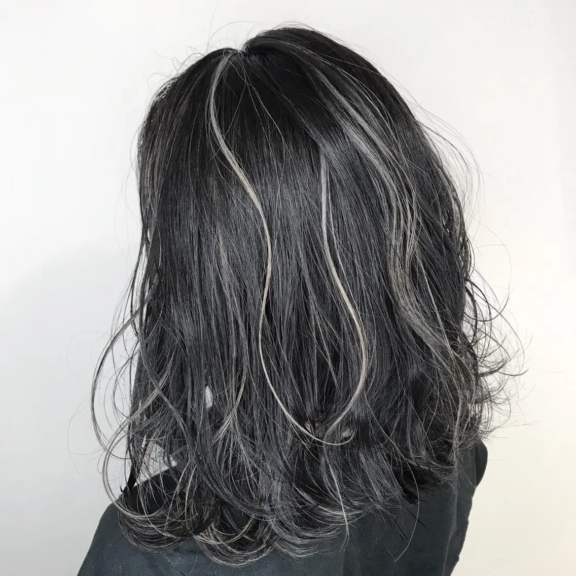 ショート カラー アッシュ ハイライトカラー イルミナカラー ハイライト 髪質改善カラー韓国風 レイヤーtudaのヘアスタイル